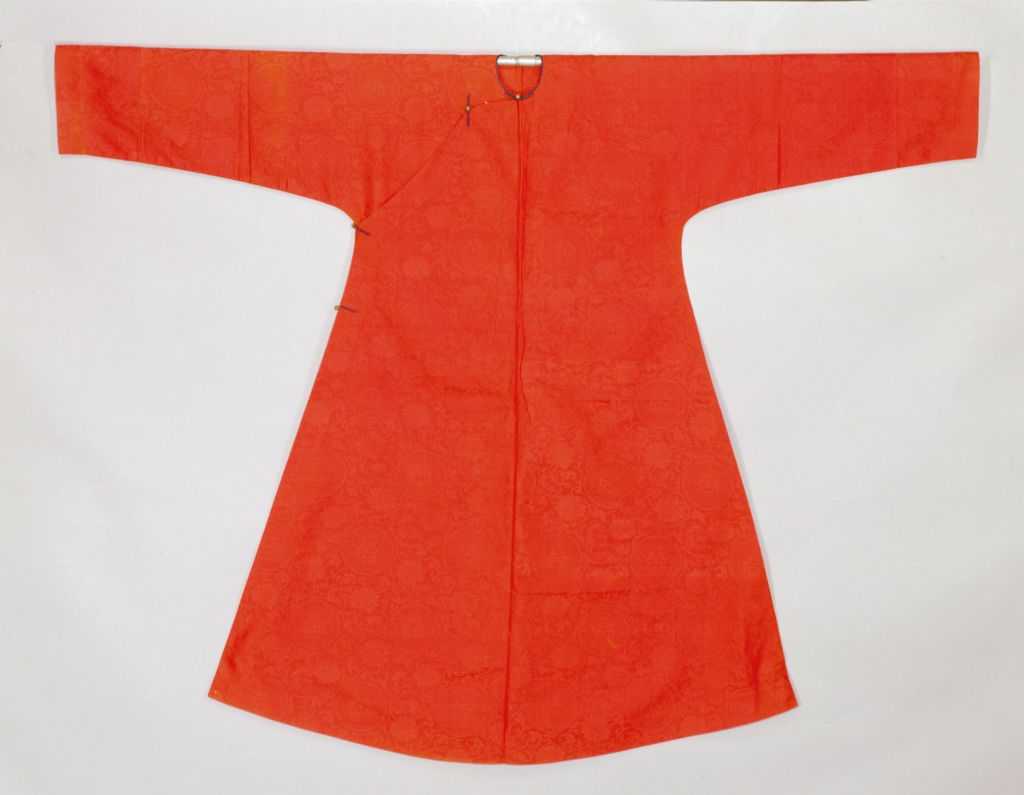 大红绸暗花夔龙牡丹纹衬衣正面